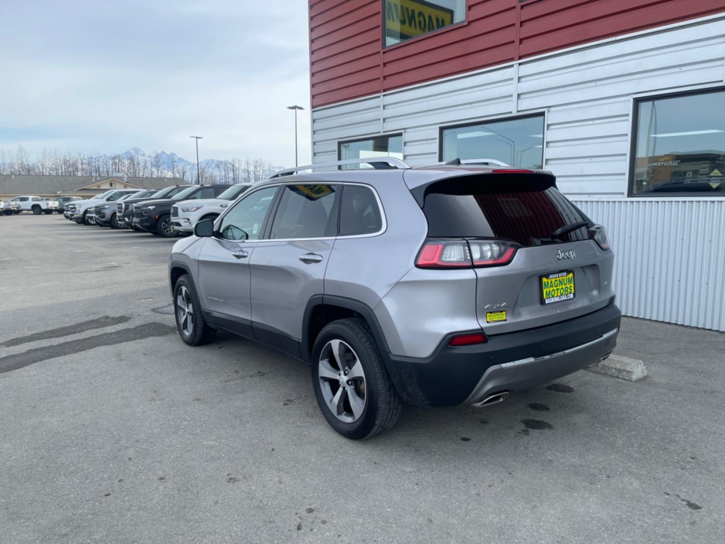 2020 Silver /black leather Jeep Cherokee limited (1C4PJMDX1LD) with an 3.2 v6 engine, 9a transmission, located at 1960 Industrial Drive, Wasilla, 99654, (907) 274-2277, 61.573475, -149.400146 - Photo#3